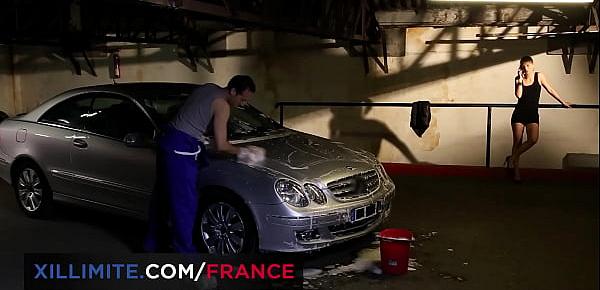 trendsHot blonde seduces the guy washing her car